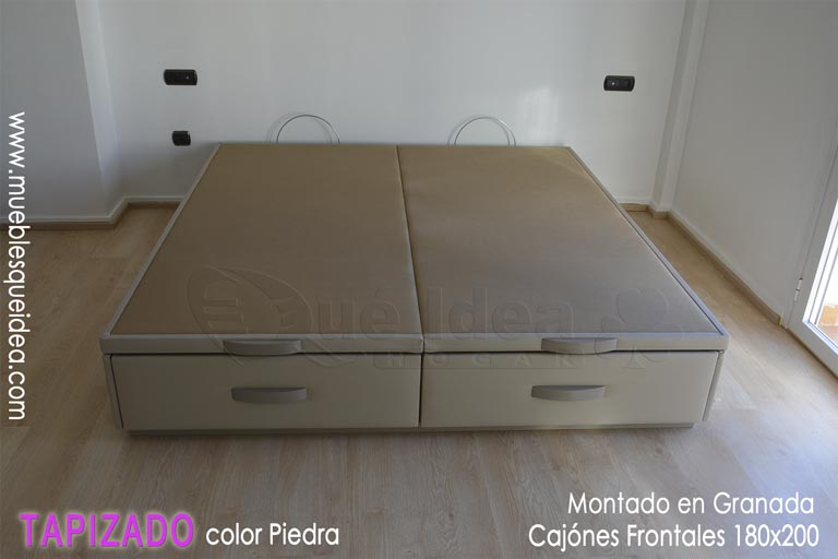 montaje realizado en Granada de un canapé de tapa abatible medida 180x200 visto de frente con los cajones y la tapa cerrados tapizado en polipiel de color piedra con tiradores y zócalo del mismo color