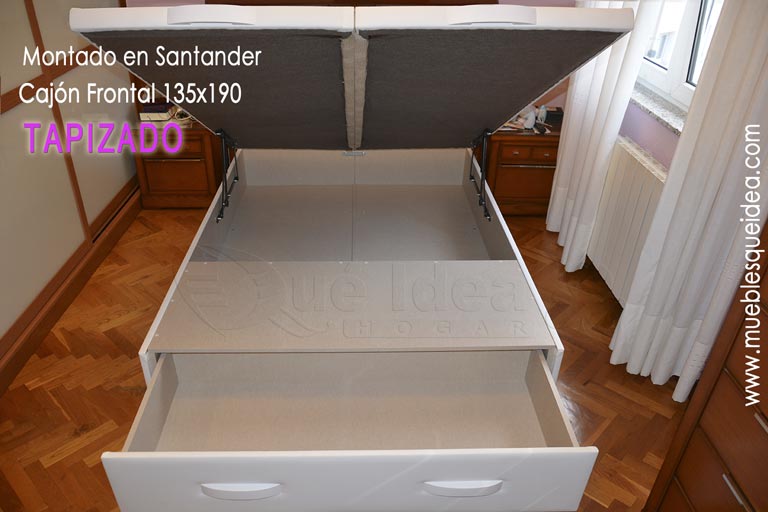 Vista de frente de un Canapé de tapa abatible con un solo cajón todo abierto montado en casa del cliente en Santander
