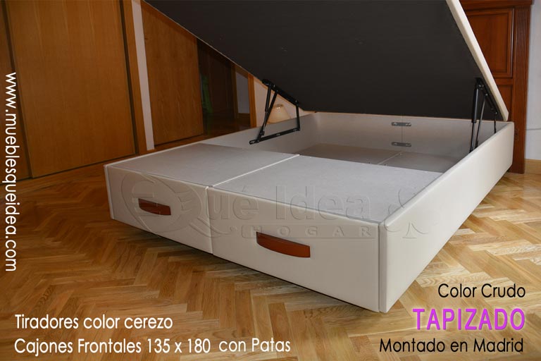 ejemplo entregado en casa de cliente en Madrid de un Canapé abatible tapizado en color crudo con patas y tiradores en color cerezo