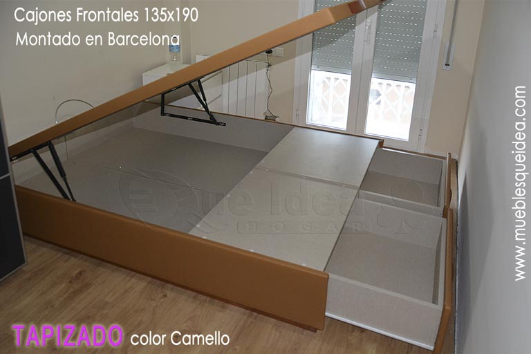 ejemplo entregado en casa de cliente en Barcelona de un canapé abatible con dos cajones tapizado en polipiel color camello montado en dormitorio pequeño