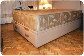 Canapé abatible tapizado con colchón