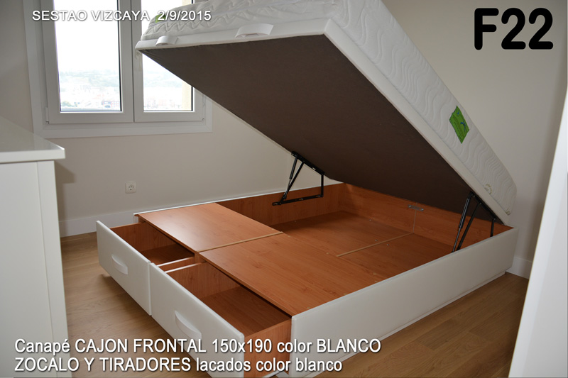 Canape o cama ya montado de 150 por 190 con tapa abatible abierta y con dos cajones frontales también abiertos