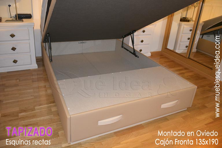 montaje realizado en Oviedo Asturias en casa de un cliente de un canapé tapizado en polipiel color beige con la tapa abatible y un cajón en los pies tiradores y zócalo en color blanco