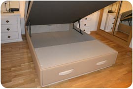 Canapé con la tapa abatible y un cajón