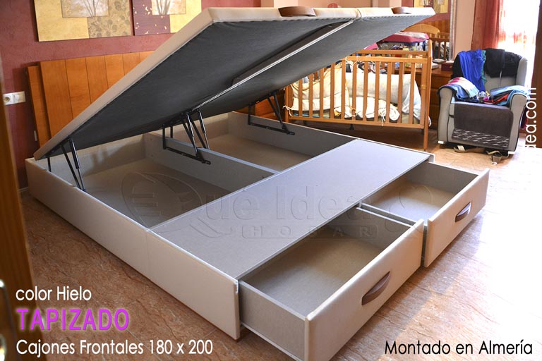 ejemplo montado en Almería de un de un canapé de tapa abatible con dos cajones en los pies tapizado con tiradores y zócalo en color cerezo