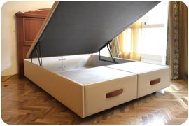 Canapé con tapa abatible abierta con patas y tiradores en color cerezo