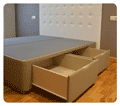 Canape con cajones en los laterales y hueco para mesitas de noche