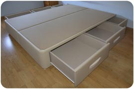 Canapé tapizado en color Piedra con cajones Laterales retranqueados y tiradores curvos