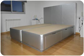 dos canapés tapizados individuales juntos de color plata con cabecero modelo Zafra