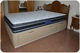 Canapé y colchón de 140x190 tapizado para cama antigua montado en Barcelona