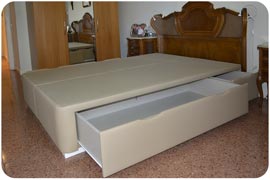 Canapé tapizado en cama antigua montado en Barcelona