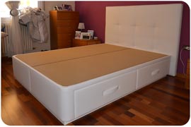 Canapé tapizado con cuatro cajones iguales