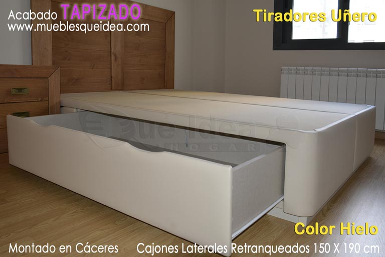 Canapé tapizado de 150x190 color hielo con 4 cajones laterales retranqueados montado en Cáceres titadores UÑERO