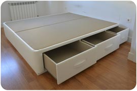 Montaje de Canapé con cajones laterales color blanco en Madrid