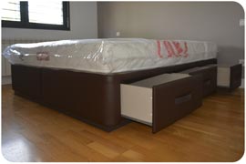 Montaje de Canapé con cajones laterales color chocolate para Madrid