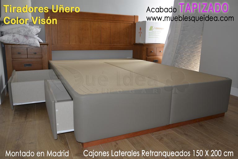 Montaje de Canapé de 150 de ancho con cajones laterales retranqueados con tiradores Uñero en color Vison y zócalo en color Cerezo