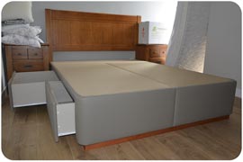 Montaje de Canapé con cajones laterales con zócalo en cerezo para Madrid