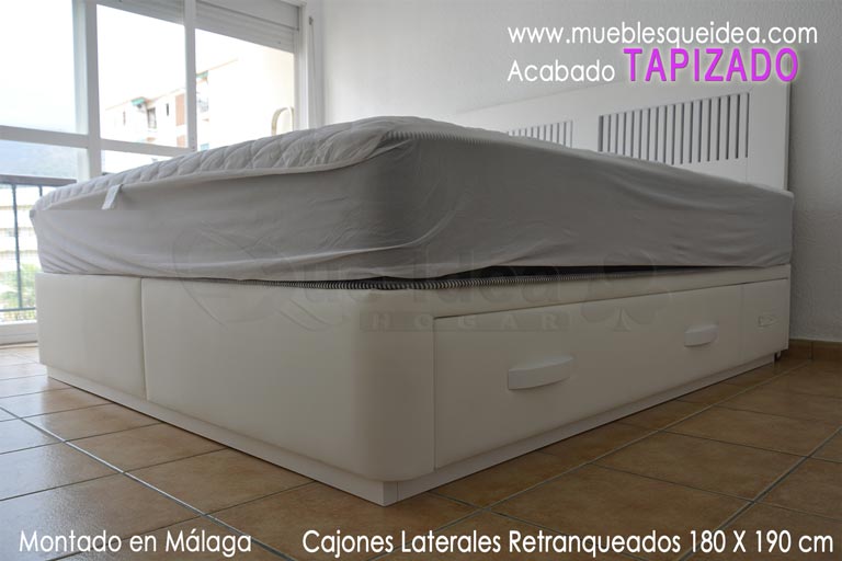Canapé tapizado con los cajones retranqueados en los laterales con tiradores curvos montado en Málaga