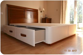 Canapé con cajones laterales para dormitorio clásico en Málaga
