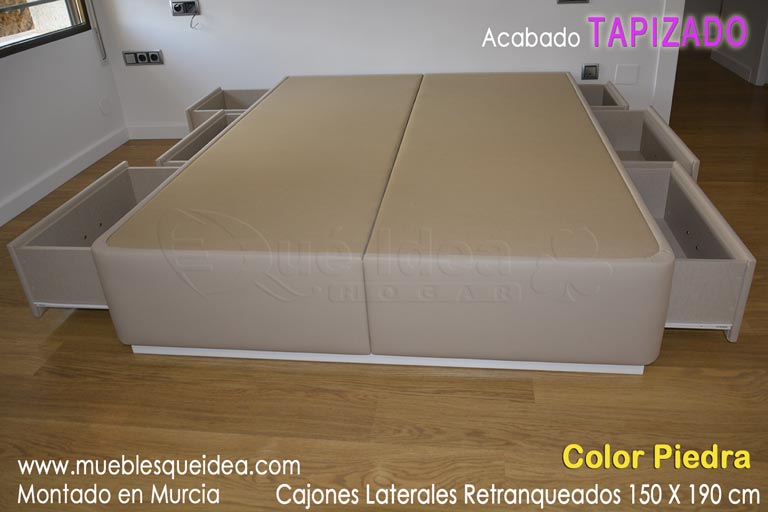 Vista de frente de un canapé con cajones laterles abiertos montado en Murcia