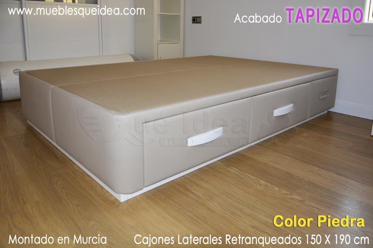 Canapé tapizado polipiel color Piedra de la serie ELFOS con los cajones laterales retranqueados montado en Murcia
