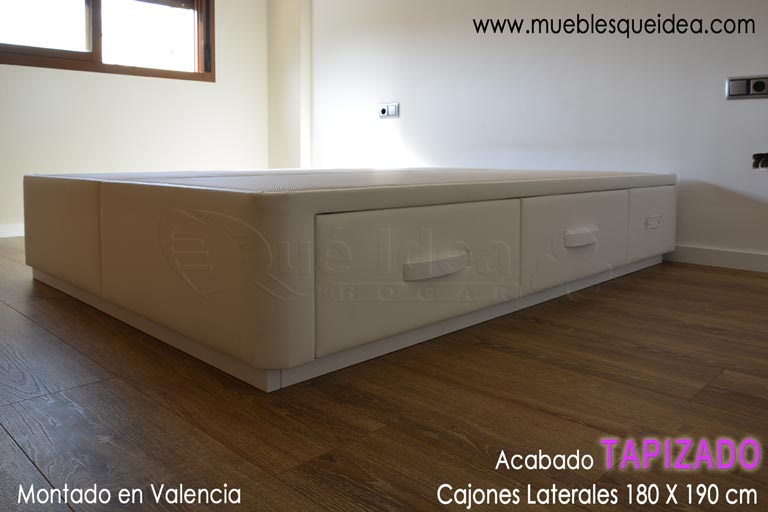 Canapé tapizado polipiel color blanco de 180x190 cajones retranqueados en los laterales montado en Valencia