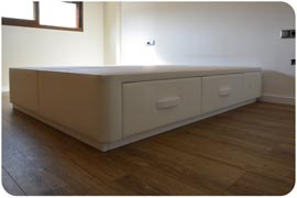 Canapé mas cabecero tapizados polipiel ANTIK montado en Madrid