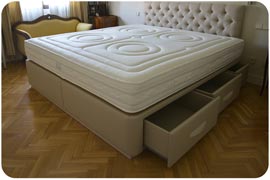 Canapé con los cajones retranqueados laterales montado en Madrid