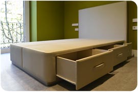 Canapé mas cabecero tapizados en color beig montado en Madrid