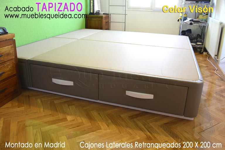 Canapé tapizado de 200x200 color Piedra con 6 cajones laterales retranqueados montado Madrid titadores color blanco