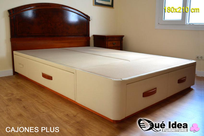 Ejemplo montado de Elegante cama de 180x210 cm con cajones modelo Plus tapizado en polipiel color crudo con tiradores y zócalo de madera color cerezo montada en Sevilla