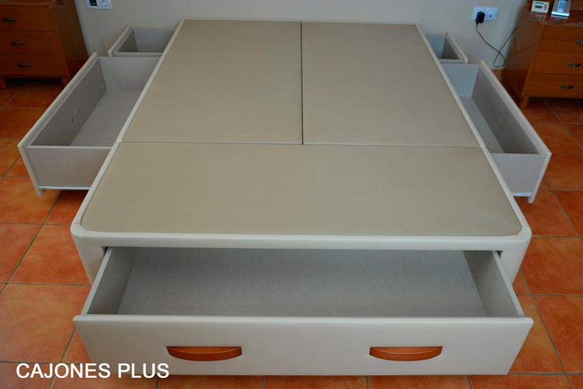 Ejemplo montado de cama canapé tapizado ELFOS color Piedra modelo Cajones Plus retranqueados, tiradores CURVOS color cerezo