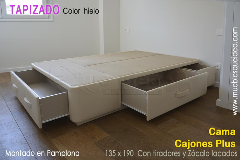 Cama con cajones tapizada en color hielo de 135x190 montada en Pamplona con zócalo y tiradores lacados a juego