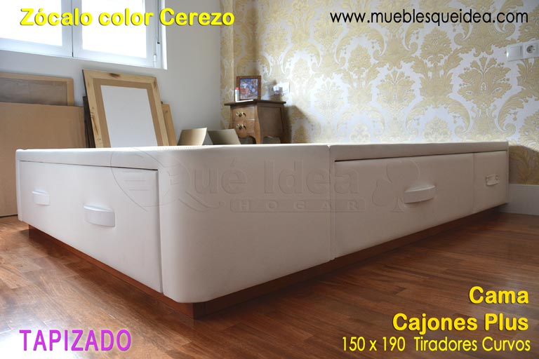 Canapé cama de 5 cajones tapizada montada en Huelva color blanco con tiradores blancos y zócalo en color cerezo