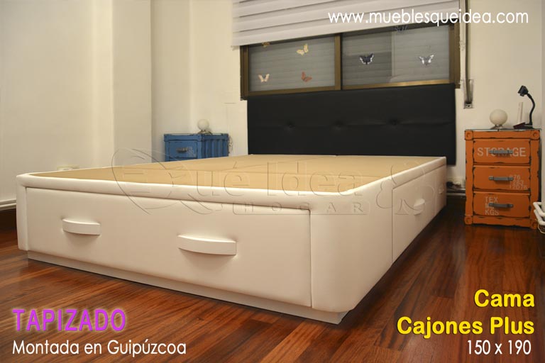 Cama de matrimonio con 5 cajones tapizada en polipiel blanca montada en Guipúzcoa