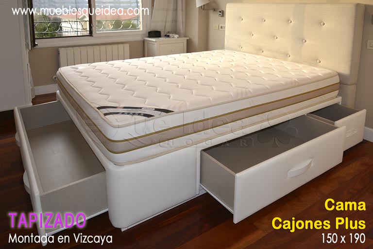 Cama con cinco cajones retranqueados tapizada en polipiel de color blanco de 150x190 montada en Vizcaya
