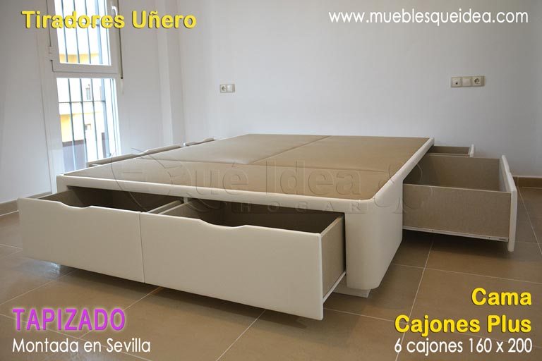 Cama con seis cajones modelo Plus tapizada en color de polipiel blanco con los tiradores Uñero montada en Sevilla