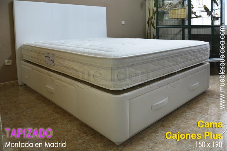 Cama de matrimonio de 150x190 con 5 cajones tapizada color blanco montada en Madrid