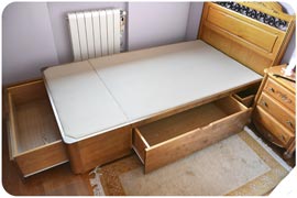 Cama individual acabado Natural en madera color nogal con cajones