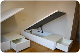 Dos canapés individuales con cajones acabados en madera