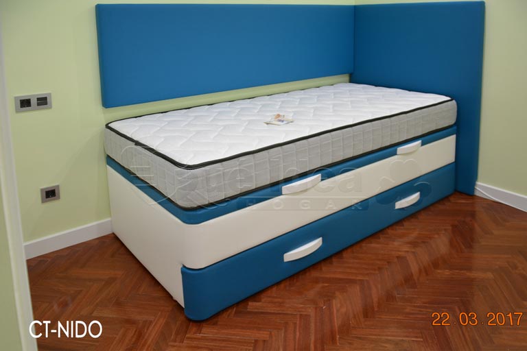 Canapé Nido individual color azul y blanco combinados con cabecero y cubre pared a juego con colchones