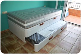 Canapé Nido individual color blanco con tiradores cerezo y colchones