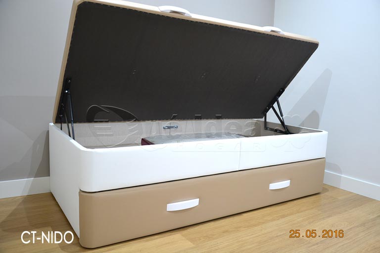 Canapé abatible Nido tapizado en dos colores distintos blanco para el chasis y tapa con beige en el frontal del arrastre o nido