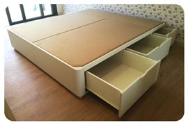 Canapé con cajones blanco montado en Valencia