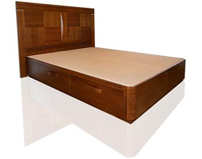 Canapé de madera con cajones a juego con los muebles del dormitorio