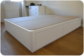 canapé con cajones laterales con tiradores Perfilados en dichos cajones