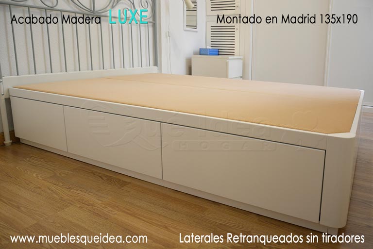Canapé cajones de matrimonio en madera color blanco sin tiradores de 135x190 cm montado en Madrid