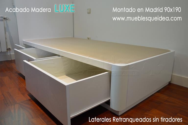 Canapé con tres cajones en un lataral acabado en madera lacada de 90 cm por 190 cm.