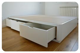 canapé con cajones sin tiradores acabado en madera