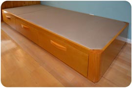 Canapé de madera con cajones laterales acabado Natural montado en Burgos